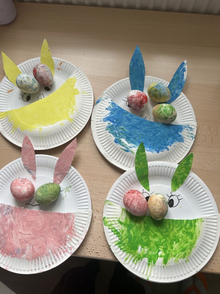 Aktivität: Ostereier bemalen. Kindertagespflege Heuchelheim